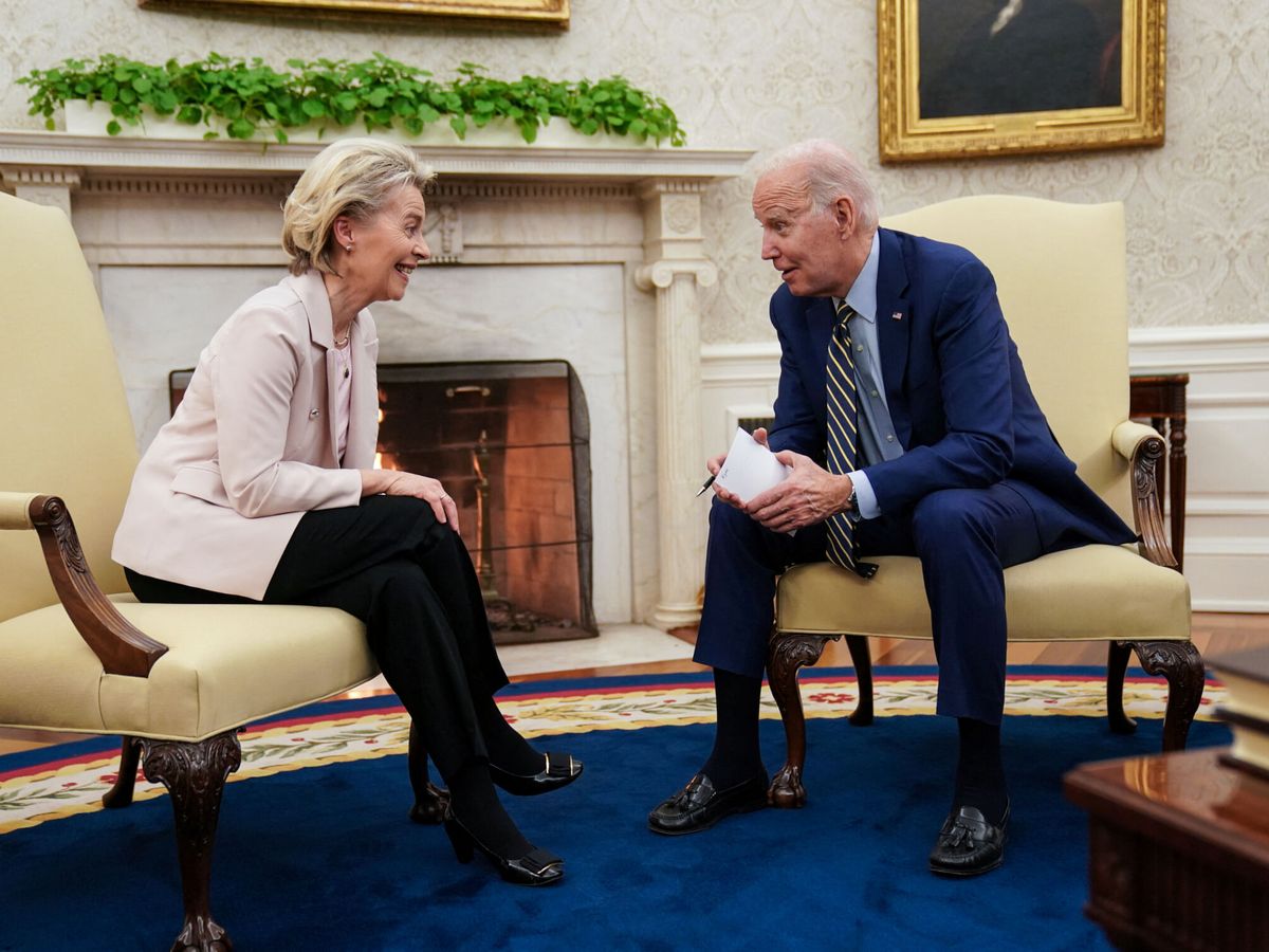 Foto: El presidente de EEUU, Joe Biden, junto a la presidenta de la Comisión Europea, Ursula von der Leyen. (Reuters/Sarah Silbiger)