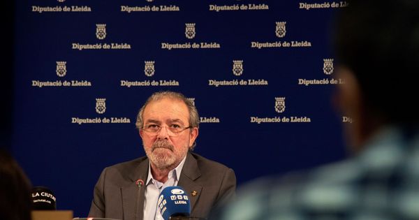 Foto: El expresidente de la Diputación de Lleida Joan Reñé, en rueda de prensa para informar sobre su dimisión. (EFE)