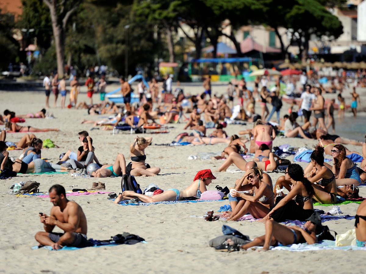 Foto: Bañistas disfrutando de la playa en Palermo