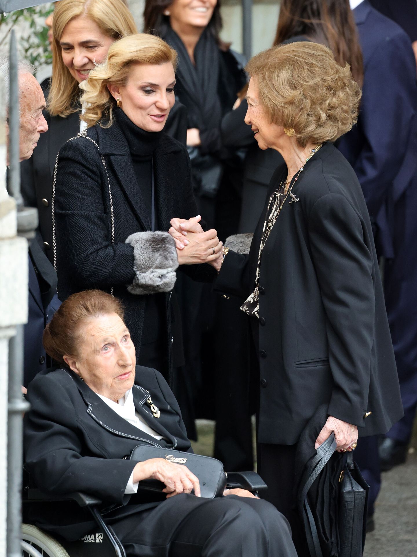 La reina Sofía, con María Zurita y la infanta Margarita, tras el funeral. (Europa Press/Raúl Terrel)
