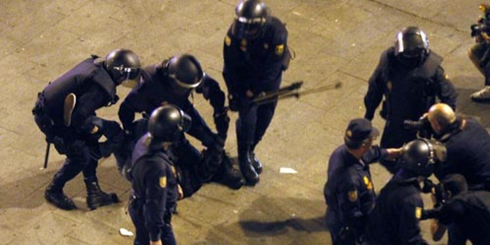 Foto: El desalojo de los 'indignados' de la Puerta del Sol se salda con tres heridos y ocho detenidos