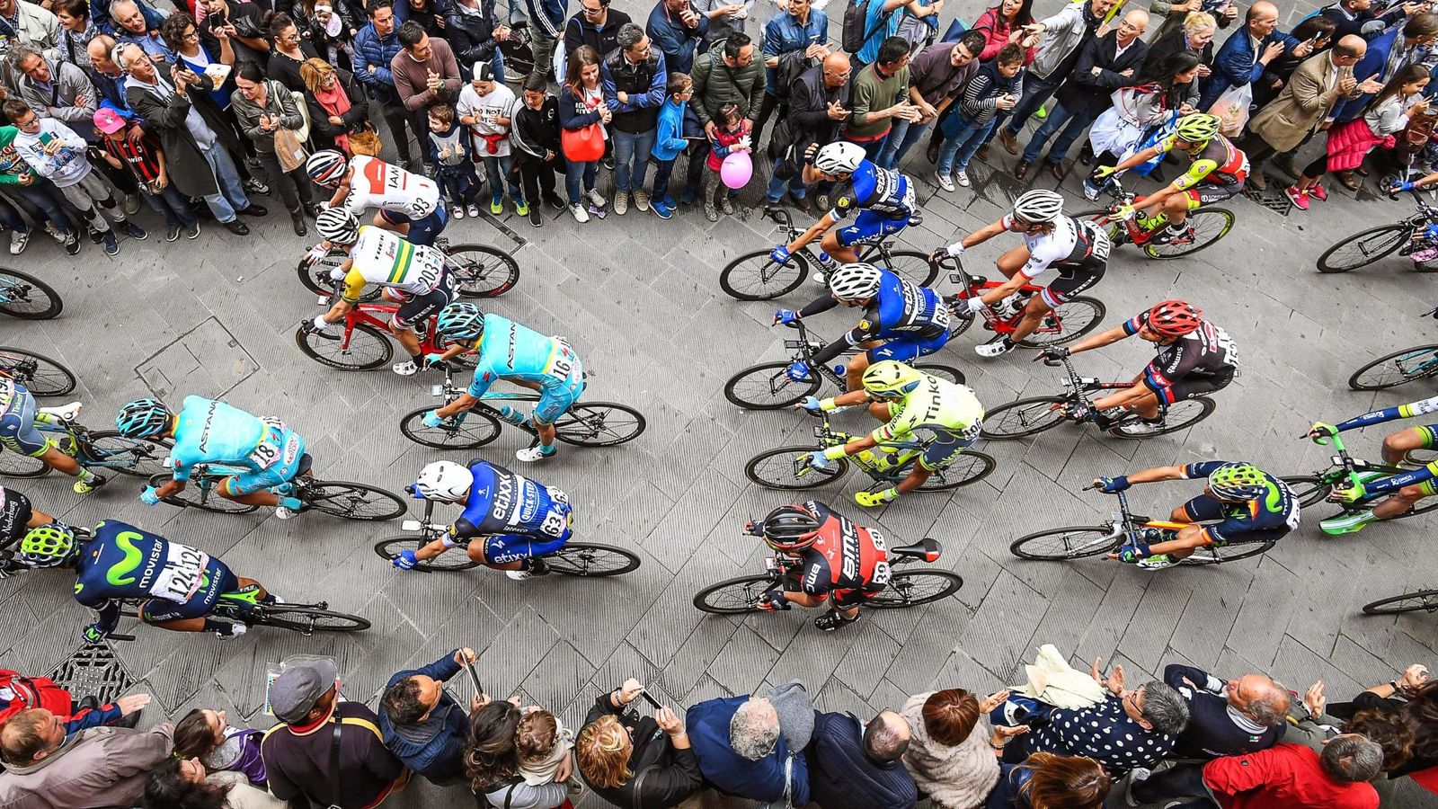 Foto: El Giro de Italia se va animando con el paso de las jornadas (EFE)
