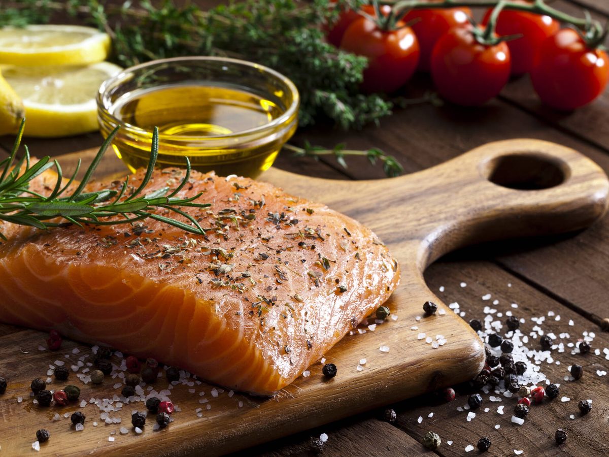 Foto: El salmón es uno de los alimentos que recomienda el nutricionista para la cena de su menú. (iStock)