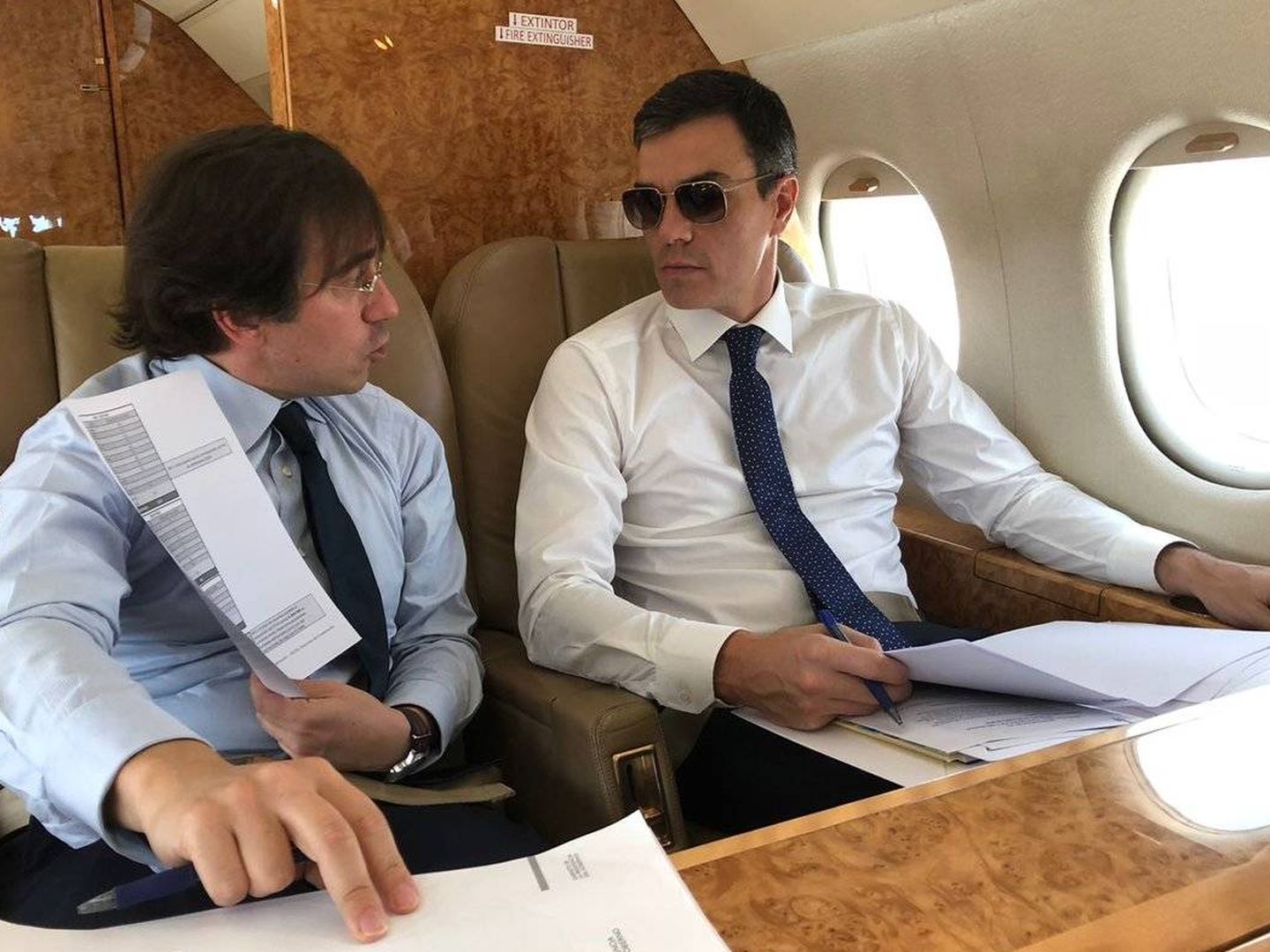 Pedro Sánchez, en su viaje a Bruselas con el avión presidencial. (Moncloa)