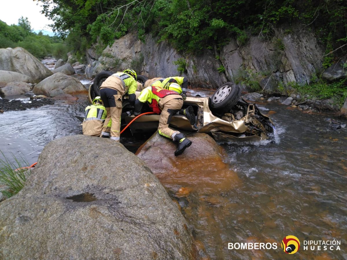Foto: Los bomberos de Huesca, durante el rescate en el río Esera. (EFE/Bomberos de la Diputación de Huesca)