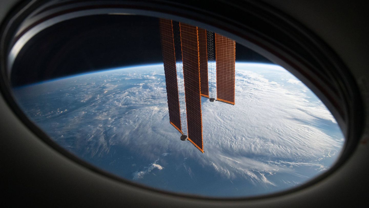 La increíble vista desde una de las ventanas de la SpaceX Dragon Crew (SpaceX)