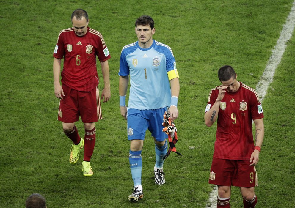Foto: Los jugadores de la selección española se retira del terreno de juego tras se eliminada del Mundial por Chile.