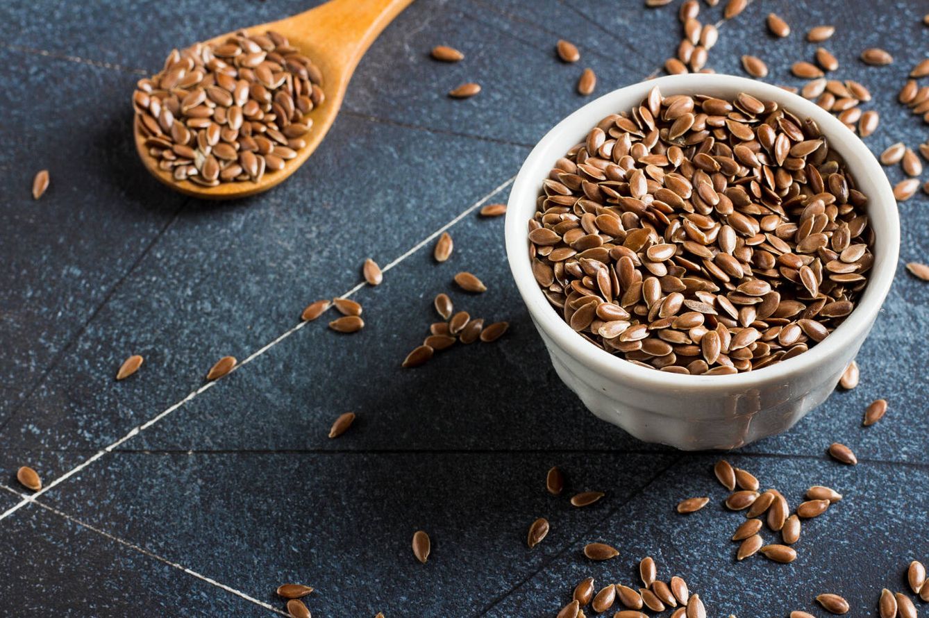 Las semillas de lino son un alimento vegetal rico en omega-3 (azerbaijan_stockers para Freepik)