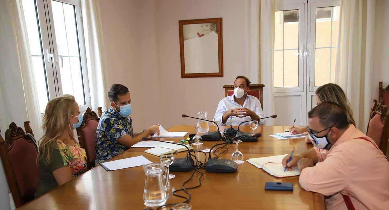 Díez se reúne en un grupo de trabajo durante su visita a Lanzarote. (Cabildo)