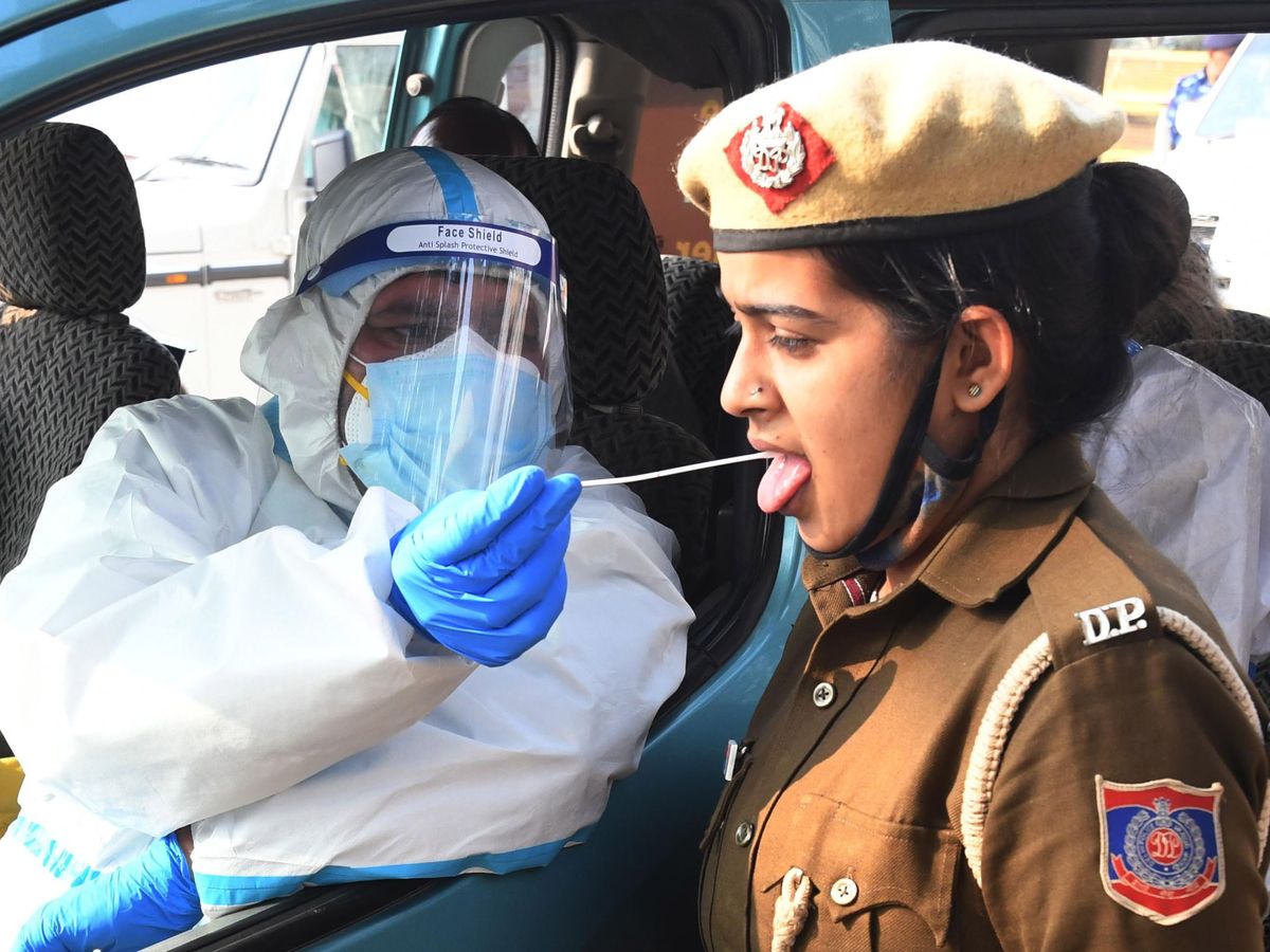 Foto: Una policía india se somete a un test de coronavirus. (Reuters)