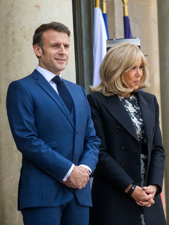 Emmanuel y Brigitte Macron esperan la llegada del Presidente de la República del Congo, su esposa y su hija. (EFE/Christophe Petit Tesson)