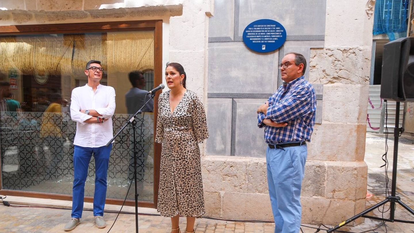 Antonio Solesio, Noelia Losada y Víctor Heredia, en la inauguración de la placa. (Ayuntamiento de Málaga)