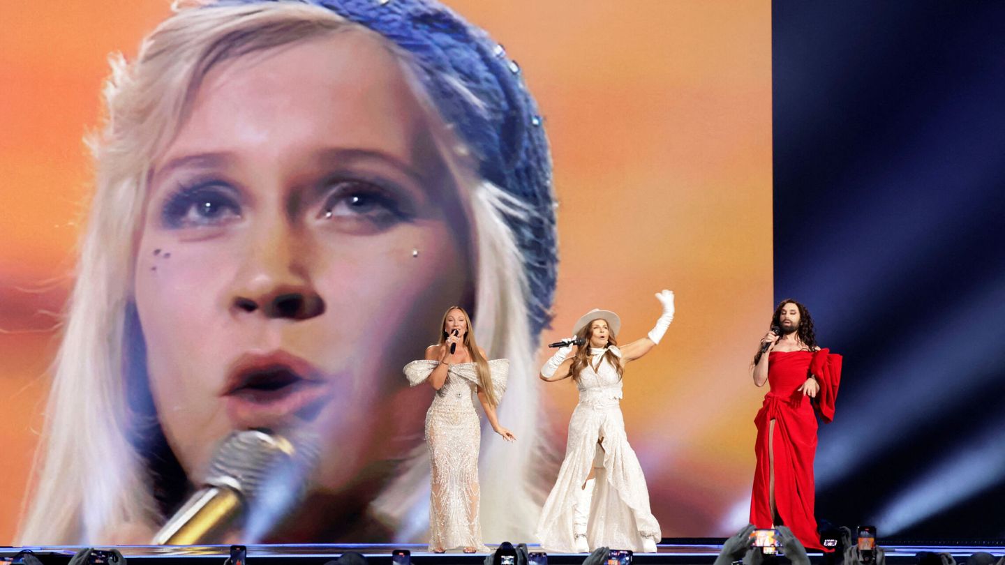 Conchita Wurst, Charlotte Perrelli y Carola, en el ensayo de Eurovisión 2024. (Reuters)