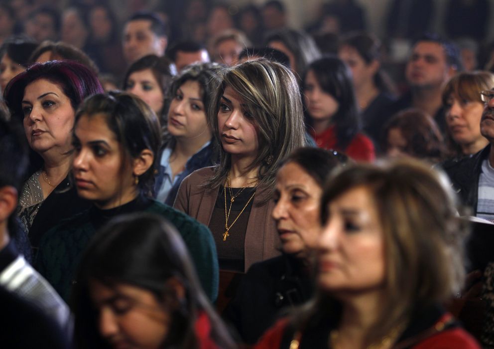 Foto: Cristianos iraquíes asisten a la misa de Navidad celebrada en una iglesia de Bagdad, la capital del país (Reuters).