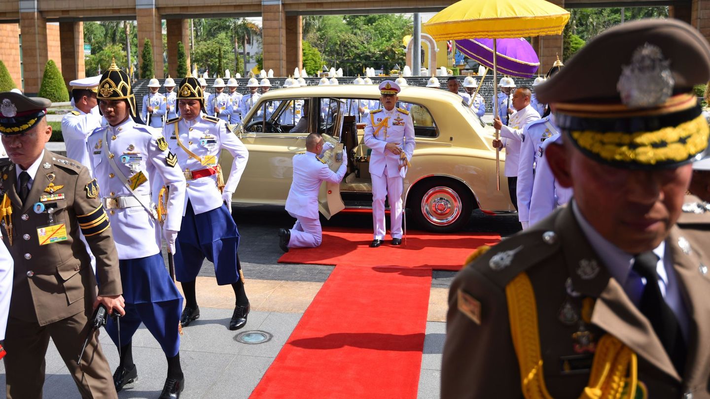 El rey de Tailandia rodeado de funcionarios y Guardias Reales. (EFE)
