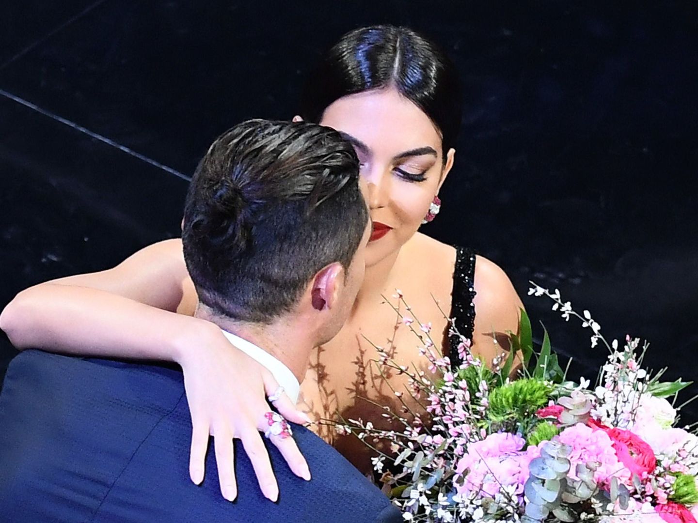 Georgina Rodriguez besa a su pareja, Cristiano Ronaldo, en el Festival de Sanremo. (EFE)