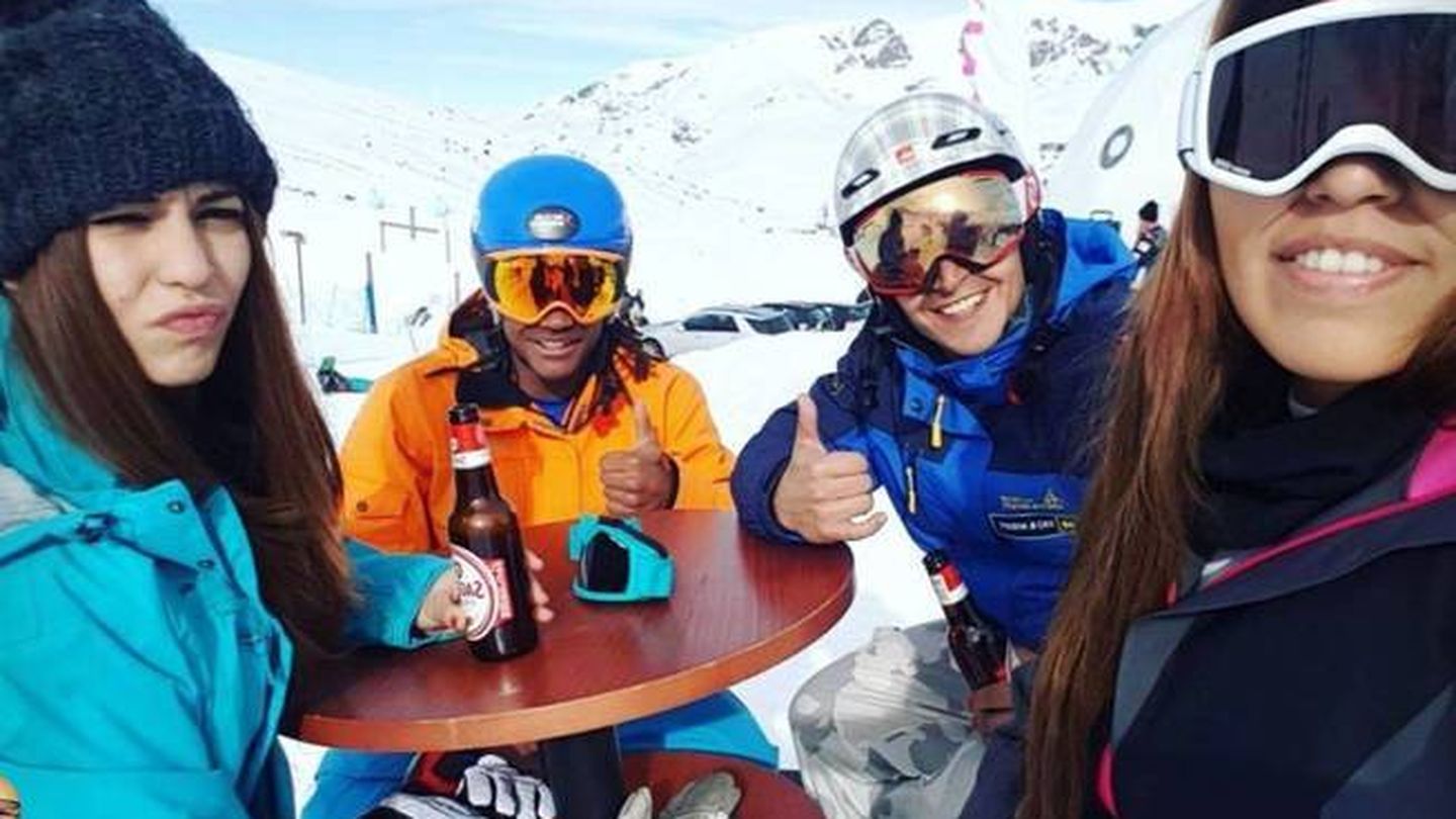 Chabelita y una amiga junto a dos jóvenes en Andorra. (Instagram)