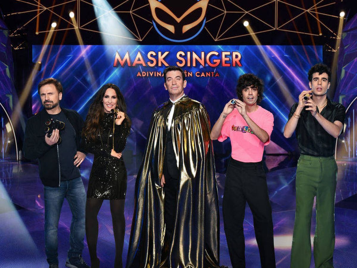 Foto: José Mota, Malú, Arturo Valls y Los Javis, los protagonistas (junto con las máscaras) del programa 'Mask Singer'. (Antena 3)