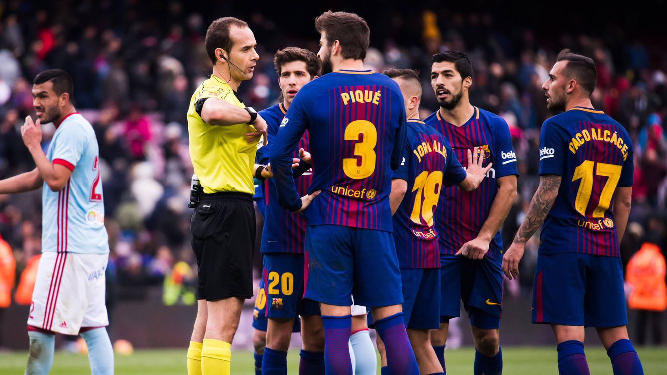 Foto: Jugadores del Barcelona discuten con un árbitro en un partido de La Liga en 2017. (Getty/Alex Caparrós)
