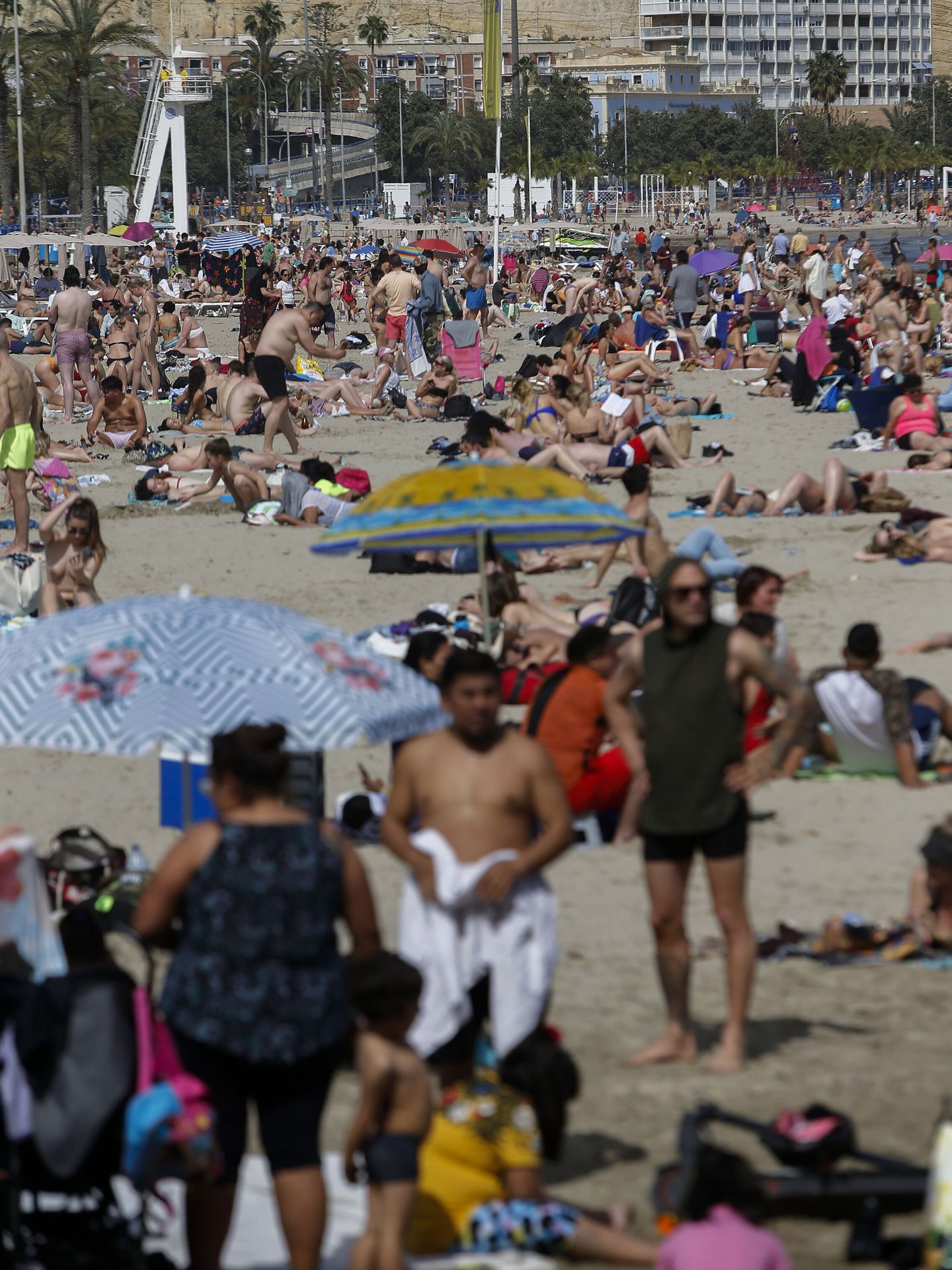 Centenares de turistas disfrutan de la playa del Postiguet de Alicante. (EFE/Manuel Lorenzo)