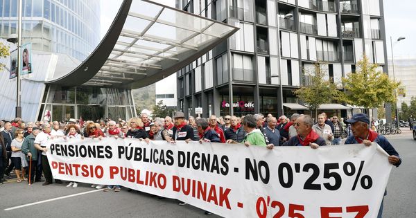 Foto: Los jubilados y pensionistas de Bizkaia durante la concentración ante la Torre Iberdrola el pasado mes de noviembre. (EFE)