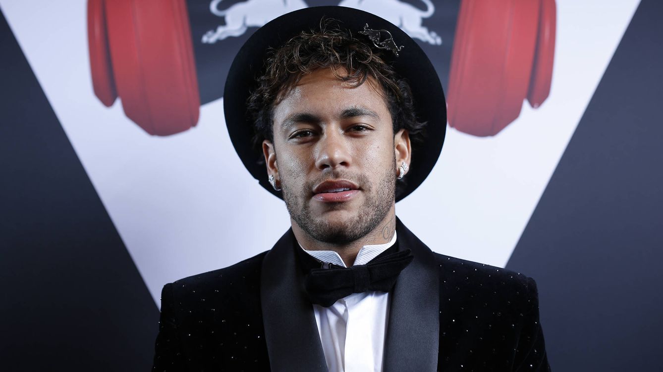 La última locura de Neymar: felicitar la navidad desnudo... ¡en febrero!