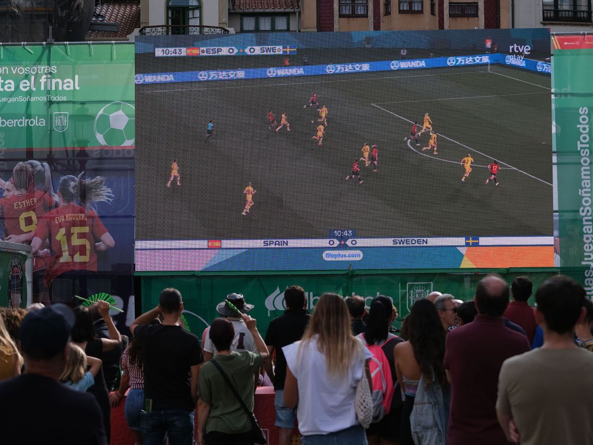 Foto: Una pantalla gigante instalada en Gijón cuando se celebró el Mundial de Fútbol Femenino. (EFE/Paco Paredes)