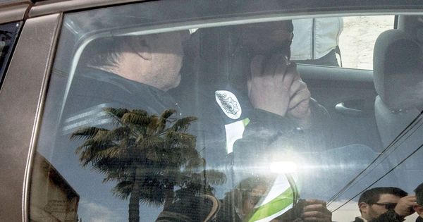 Foto: El consejero delegado del Cádiz CF, Quique Pina, exjugador, empresario y agente de futbolistas, es trasladado por agentes de la Policía Nacional tras ser detenido. (EFE)