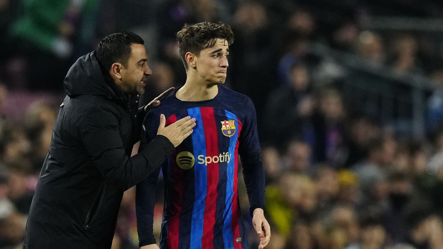 Xavi, dándole instrucciones a Gavi en un partido en el Camp Nou. (EFE/Enric Fontcuberta)