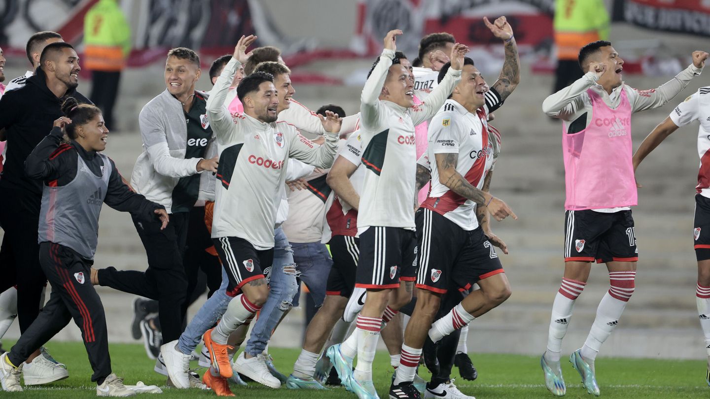 Los jugadores de River celebraron el triunfo con el público. (EFE/Luis Díaz)