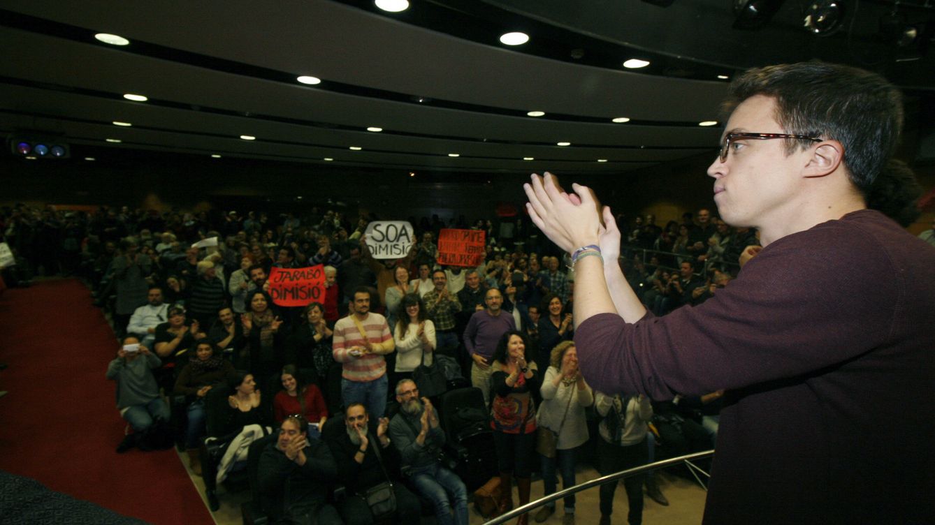 Foto:  El secretario de Política de Podemos, Íñigo Errejón, durante el acto celebrado en Palma de Mallorca, con carteles de "Jarabo dimisión". (EFE)