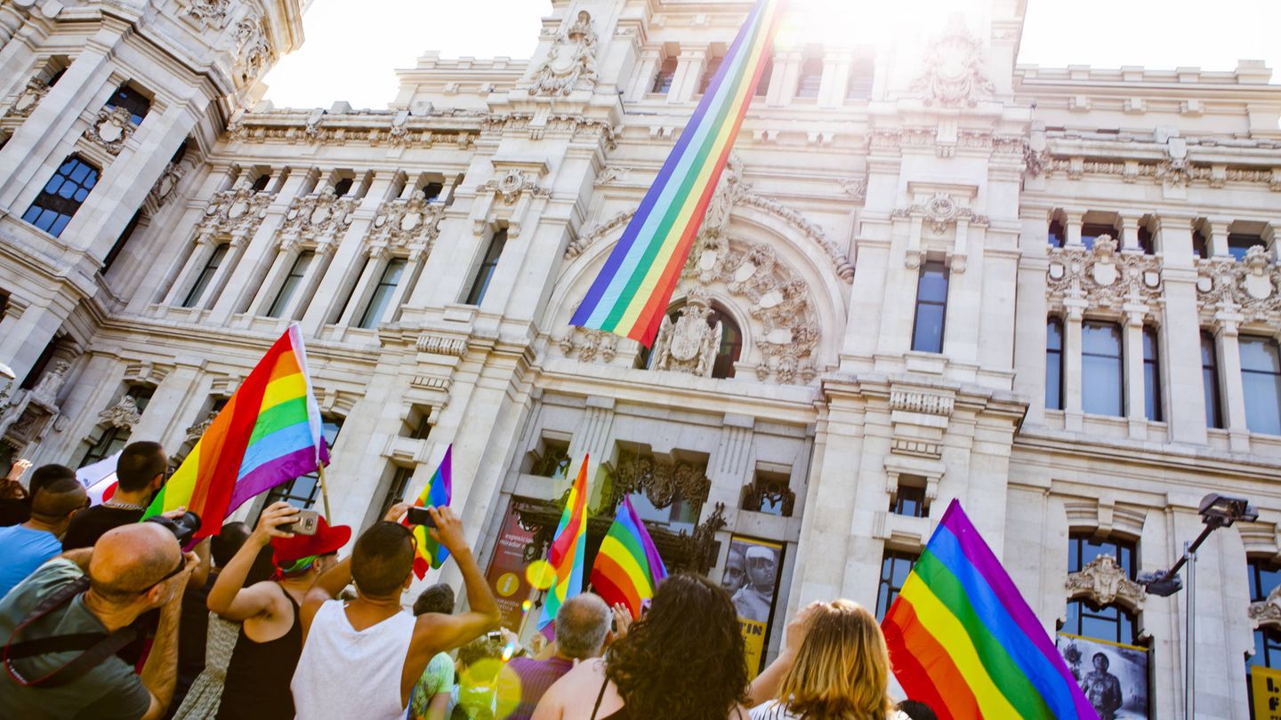 Bandera arcoíris en el Ayuntamiento de Madrid (Foto: Madrid Orgullo)