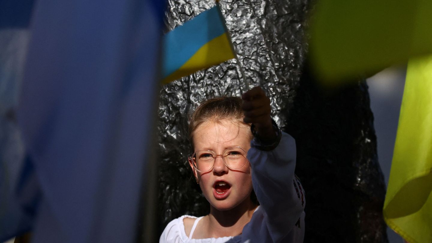 Una niña en una protesta a favor de Ucrania. (Reuters/Hannah McKay)