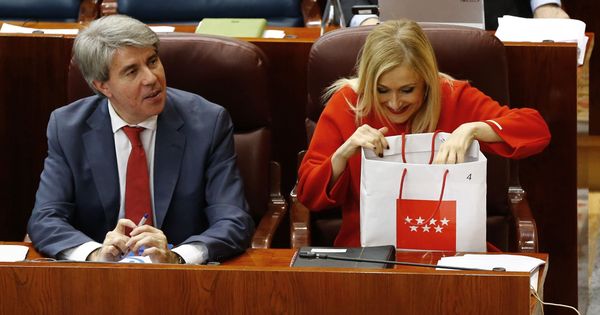 Foto: La presidenta de la Comunidad de Madrid, Cristina Cifuentes (d), y el consejero y portavoz del Gobierno, Ángel Garrido (i), durante la sesión de control al Gobierno del pasado marzo. (EFE)