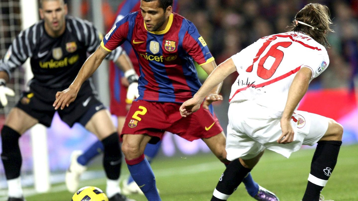 Dani Alves llegó al Sevilla por 800.000 euros y se fue al Barcelona por 42 millones. (EFE)