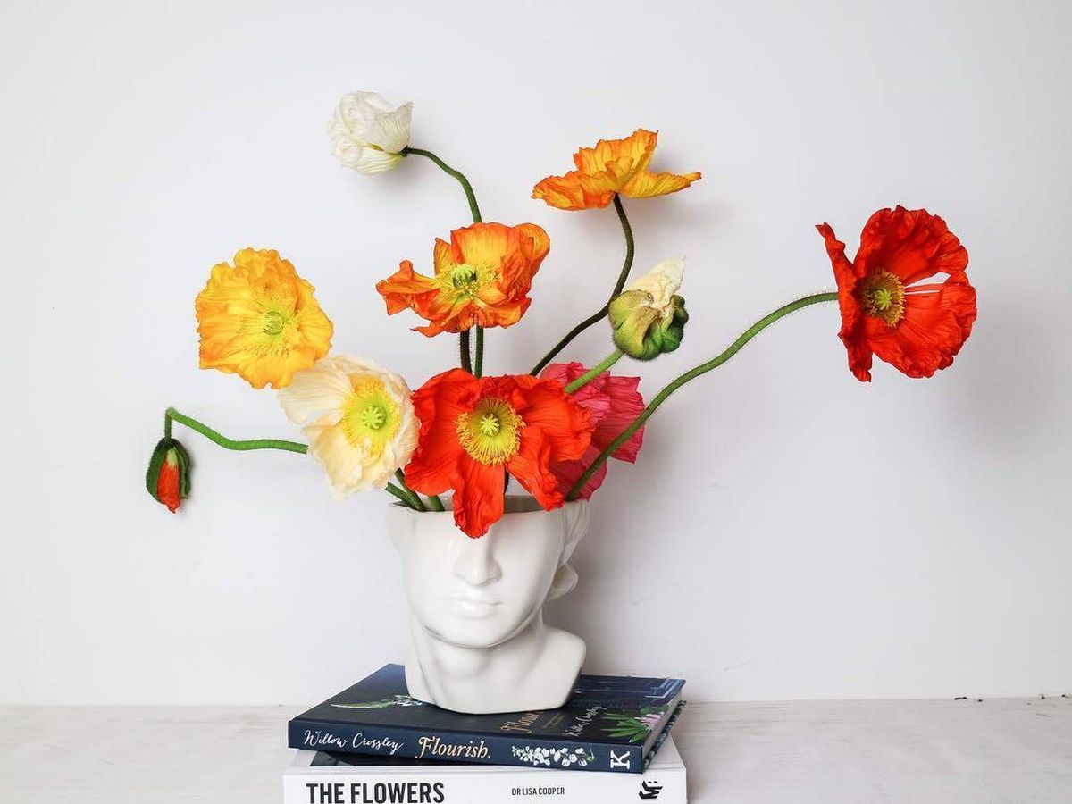 Foto: Con o sin flores, este jarrón dará un toque clásico a tu hogar. (@hedgesandflowers)