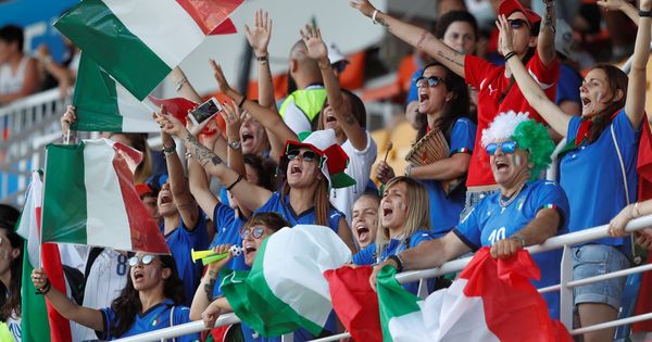 Foto: Seguidores italianos animan a su selección. Foto: EFE Guillau