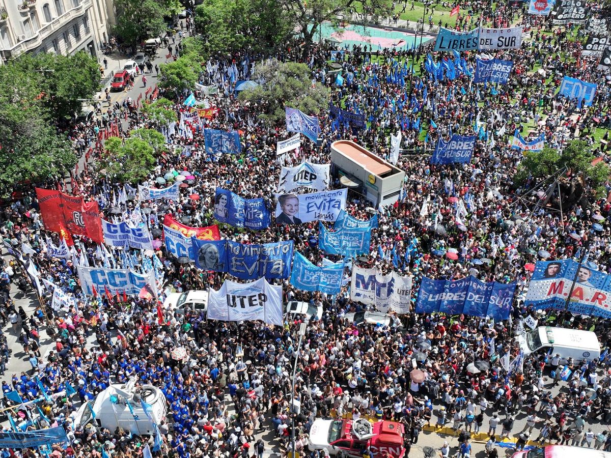 Foto: Manifestación multitudinaria contra las reformas de Milei. (Europa Press/Leandro Blanco)