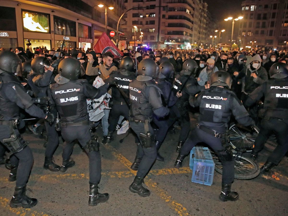 Foto: Momento en el que la Policía cargó contra manifestantes en Valencia. (EFE)