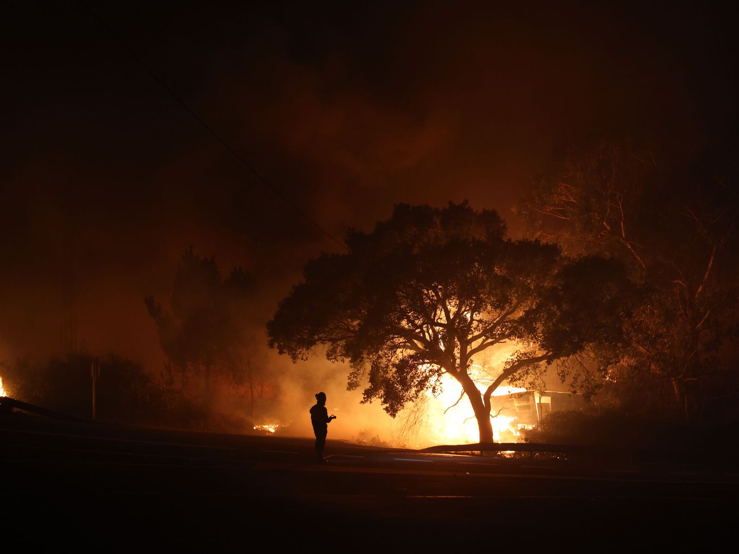 Fuego en Caldas de Reis (Galicia). (EFE)