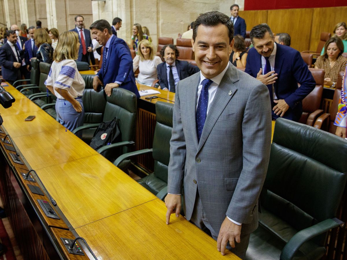 Foto: Juanma Moreno, en su escaño antes del discurso de investidura en el Parlamento andaluz (EFE / Julio Muñoz)