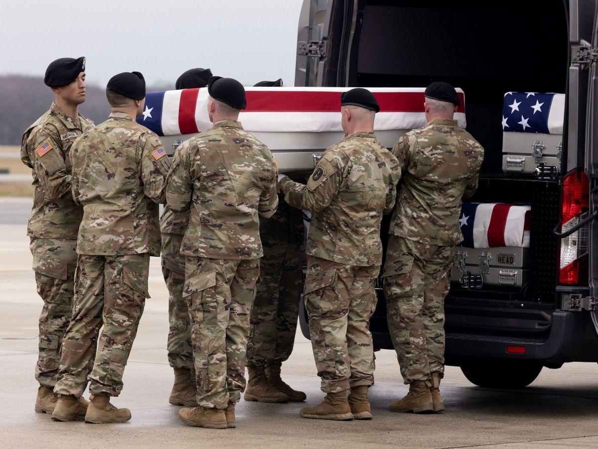 Foto: Soldados de EEUU tras una ataque a una base estadounidense. (EFE/Michael Raynolds)