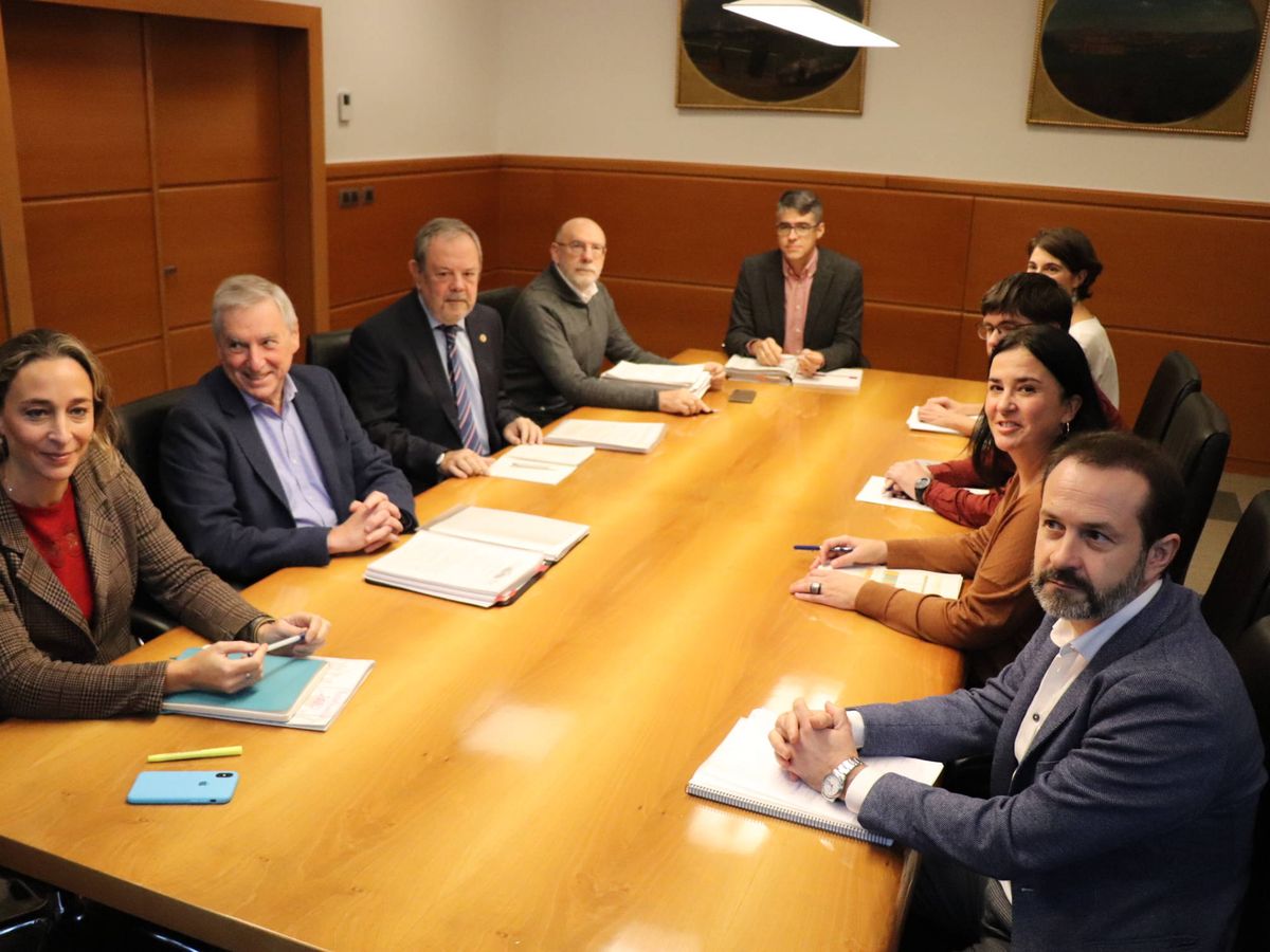 Foto: Las delegaciones del Gobierno vasco (izquierda) y de Podemos, durante la negociación presupuestaria. (EC)