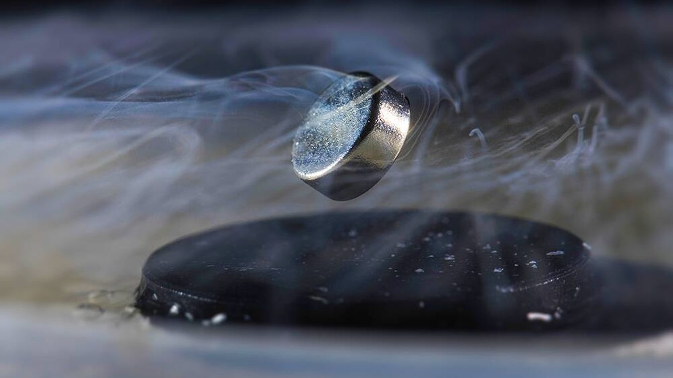 Foto: Un imán flota sobre un superconductor enfriado con nitrógeno líquido en pruebas de Ranga Dias. (Universidad de Rochester / J. Adam Fenster)