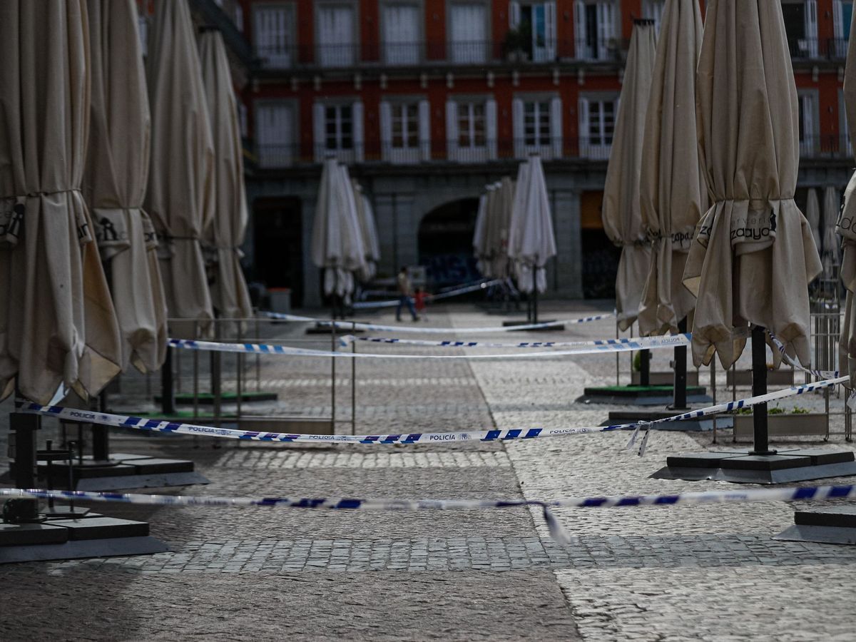 Foto: Terrazas cerradas en la plaza Mayor de Madrid. (EFE)