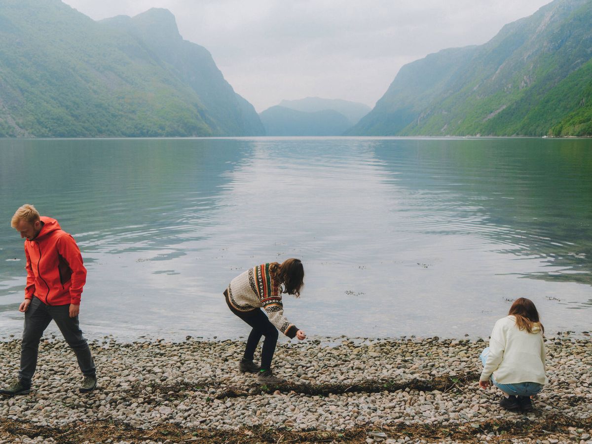 Foto: ¿Algún plan mejor para pasar tiempo con amigos que lanzar piedras a un río? (iStock)