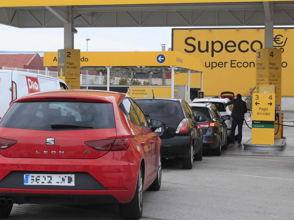 Foto: Varias personas hacen cola en una gasolinera de Madrid antes de finalizar la subvención del Gobierno. (EFE/Fernando Alvarado).