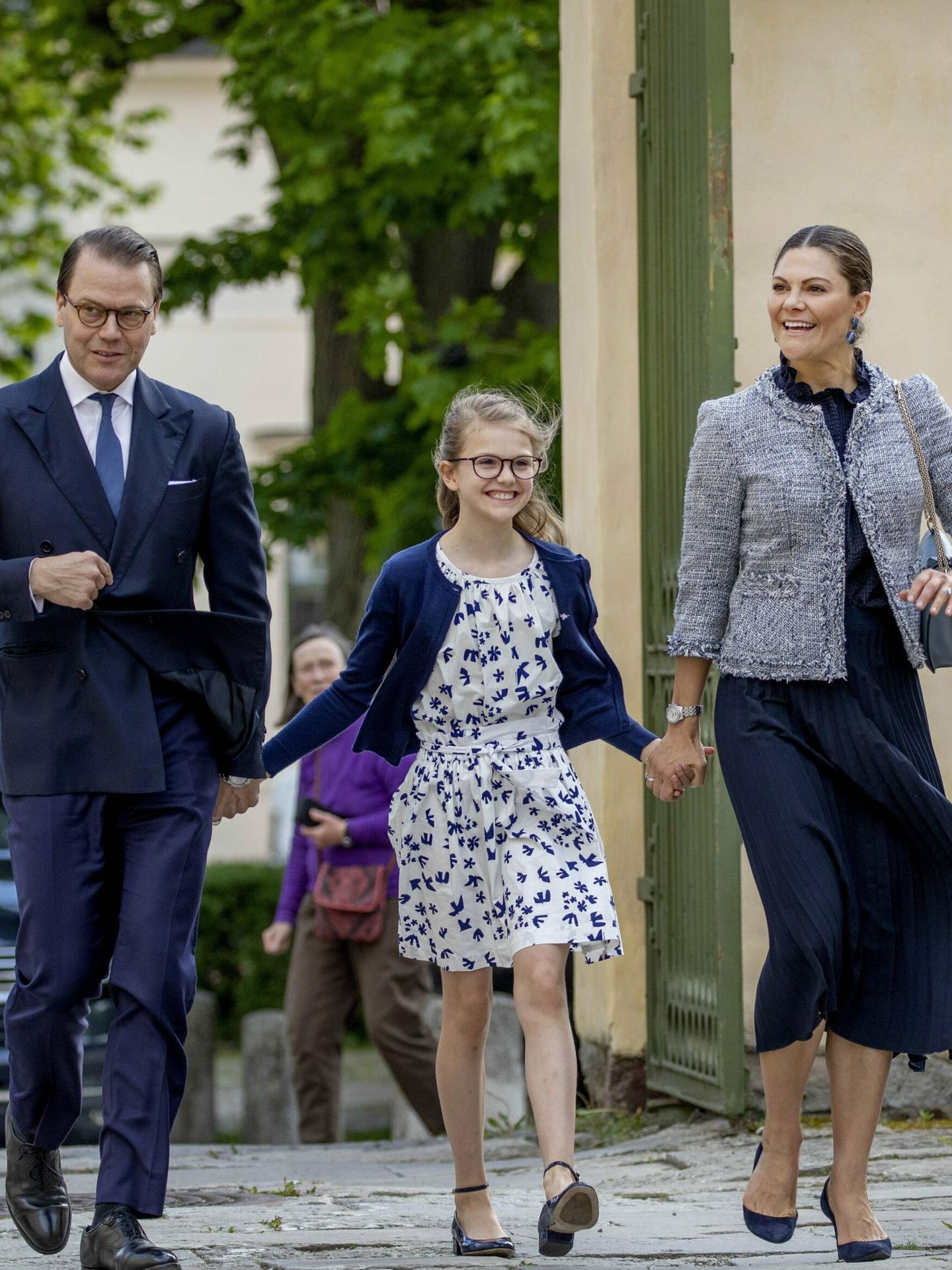 La princesa Victoria de Suecia con su marido, Daniel, y su hija Estelle. (Cordon Press/Albert Nieboer)