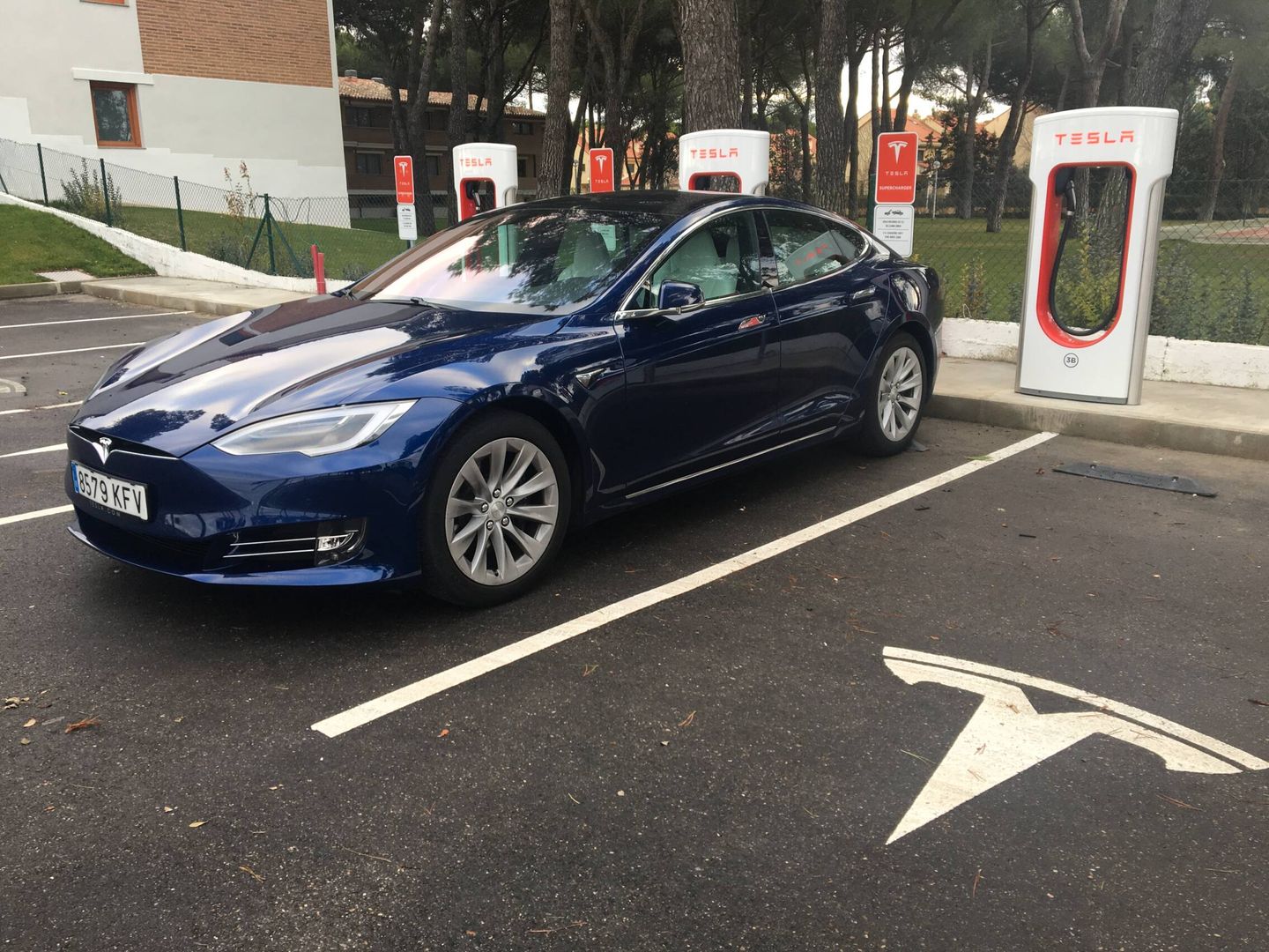 Un Tesla Model S en la estación Supercharger de Tesla en Tordesillas.