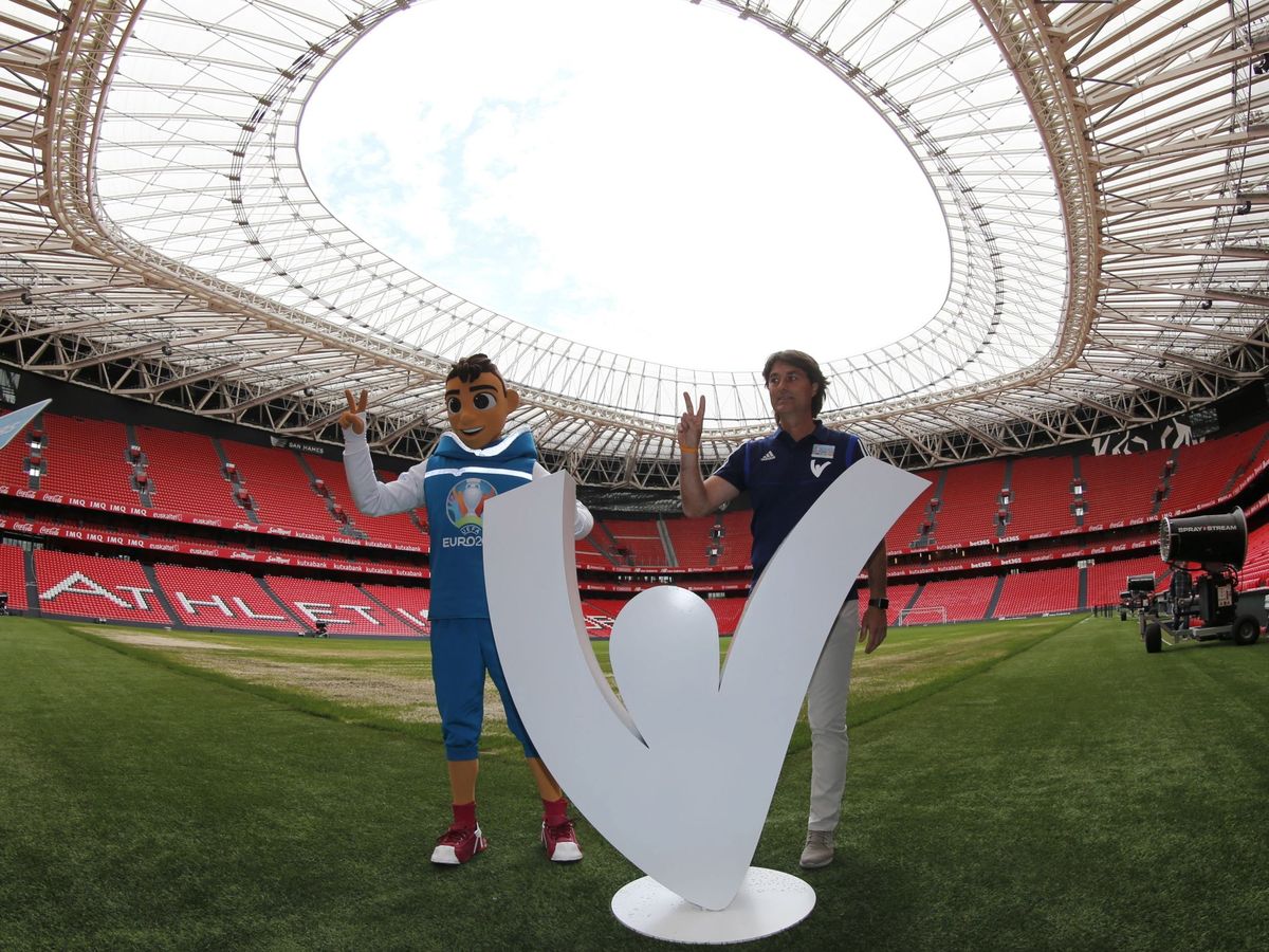 Foto: Julen Guerrero, uno de los embajadores de la Euro 2020 en España, junto a la mascota del evento en San Mamés. (EFE)